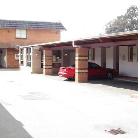 Canberra Lyneham Motor Inn Bagian luar foto