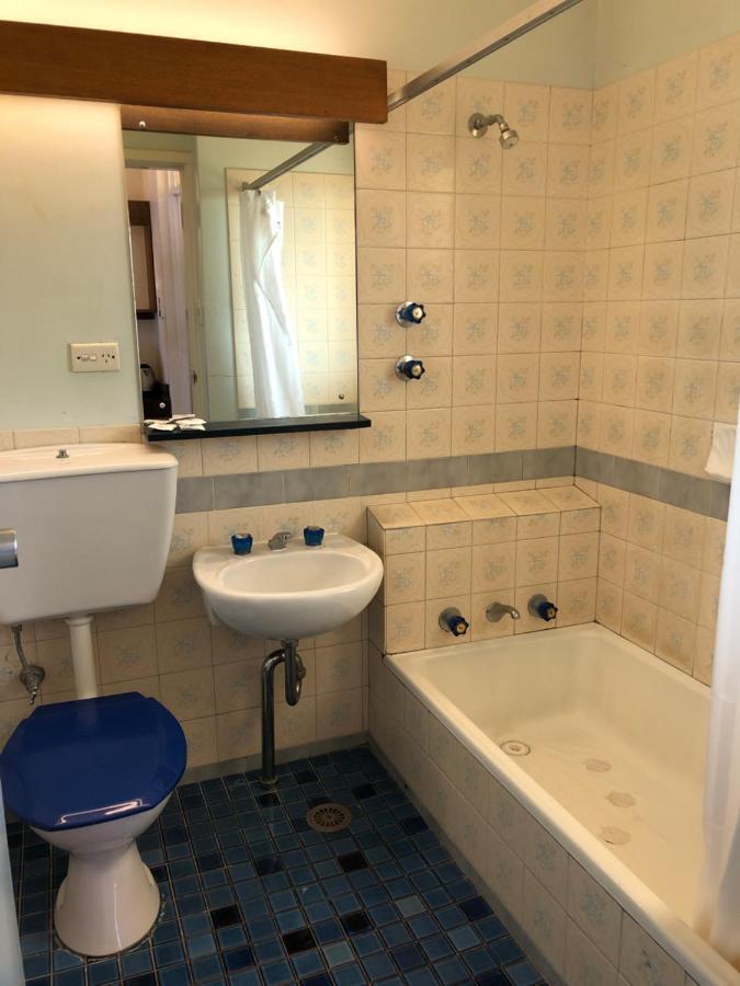 Canberra Lyneham Motor Inn Bagian luar foto