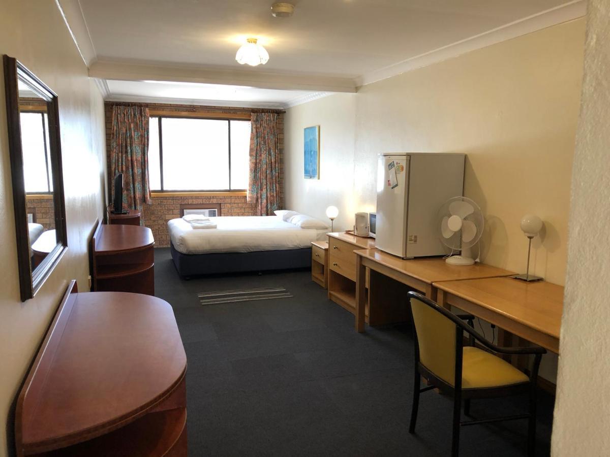 Canberra Lyneham Motor Inn Bagian luar foto