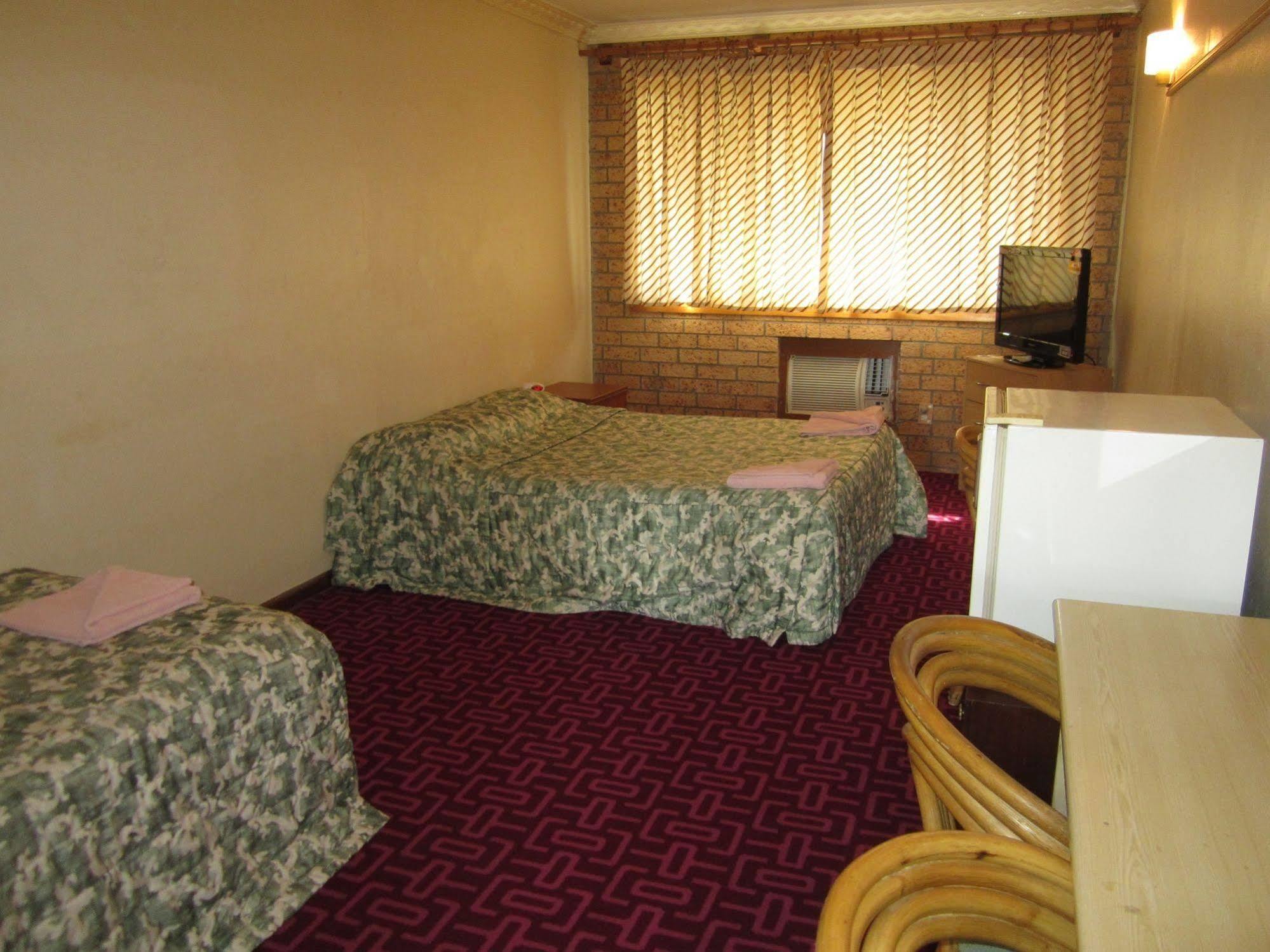 Canberra Lyneham Motor Inn Bagian luar foto