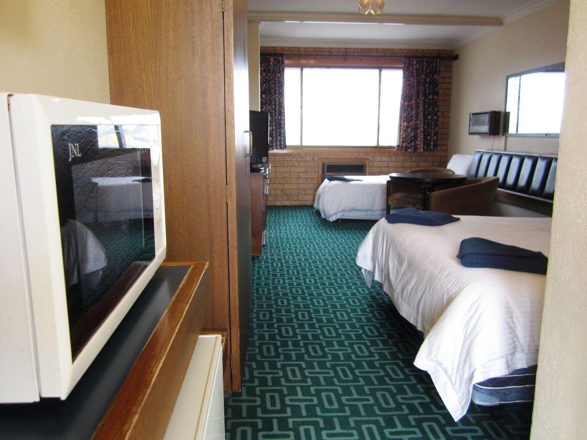 Canberra Lyneham Motor Inn Bagian luar foto