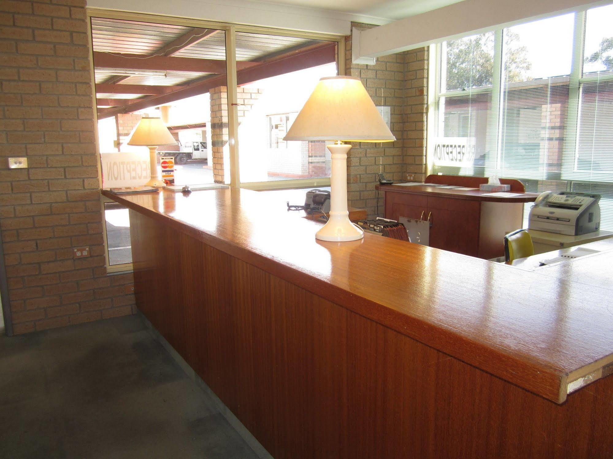 Canberra Lyneham Motor Inn Bagian luar foto