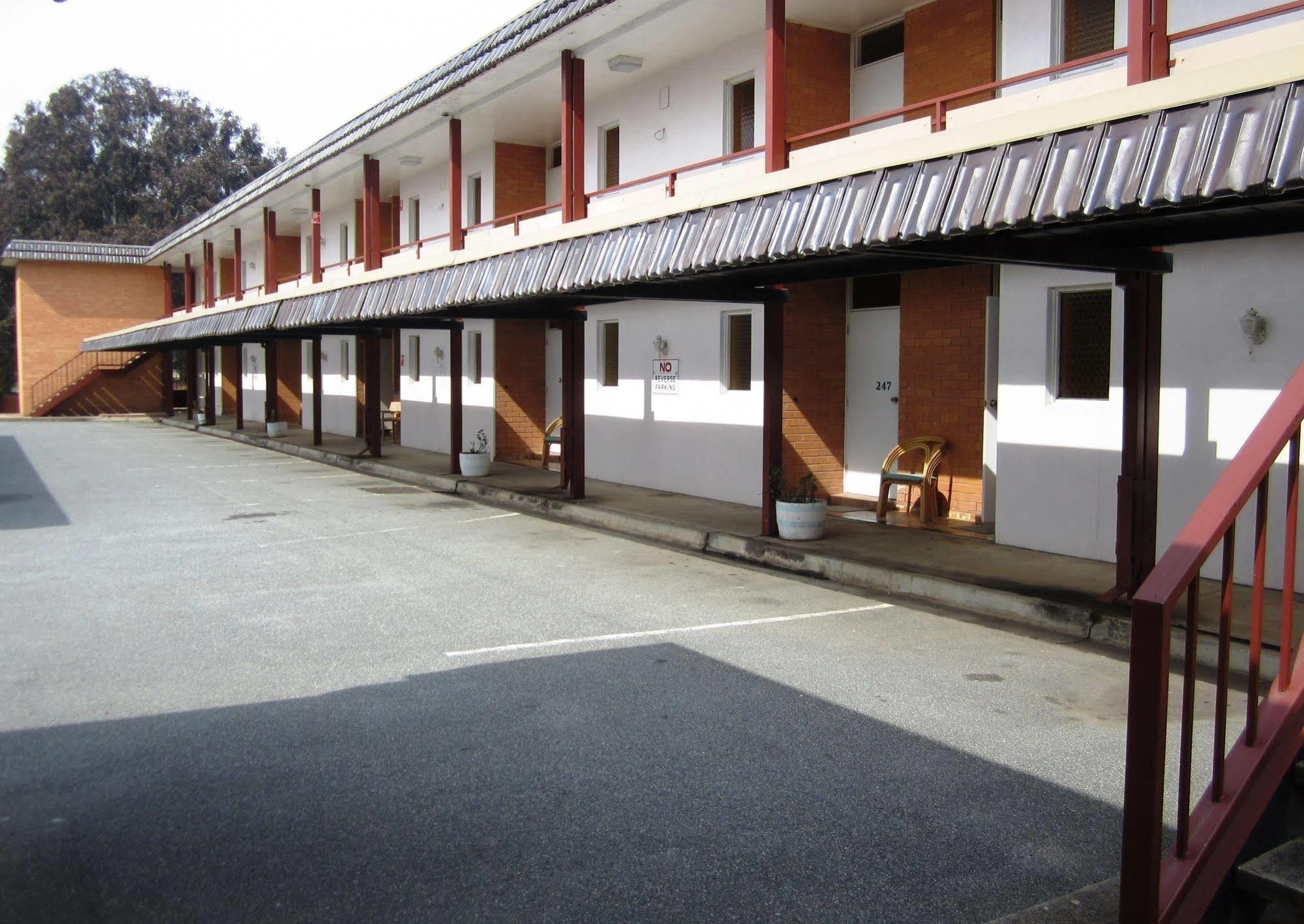 Canberra Lyneham Motor Inn Bagian luar foto